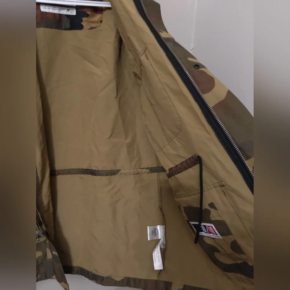 MEN'S Herschel Supply Co. Field Woodland Camo Rain Jacket size MEDIUM - Picture 7 of 12